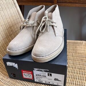 Clarks Desert Boots in Beige Suede